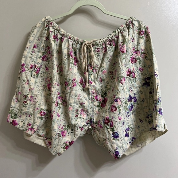 Magnolia Pearl Floral Cream khloe Shorts (item 25.1) - Picture 2 of 4